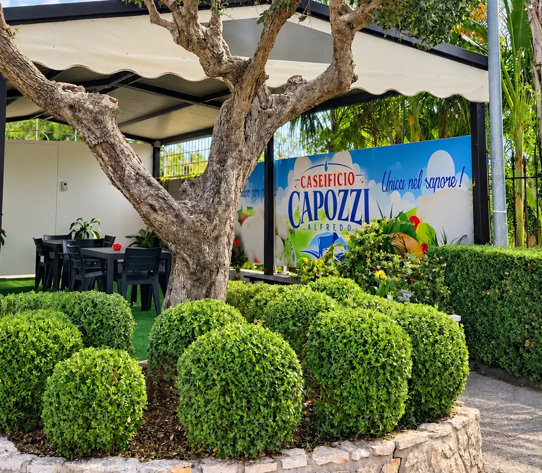 L'esterno del punto vendita col gazebo